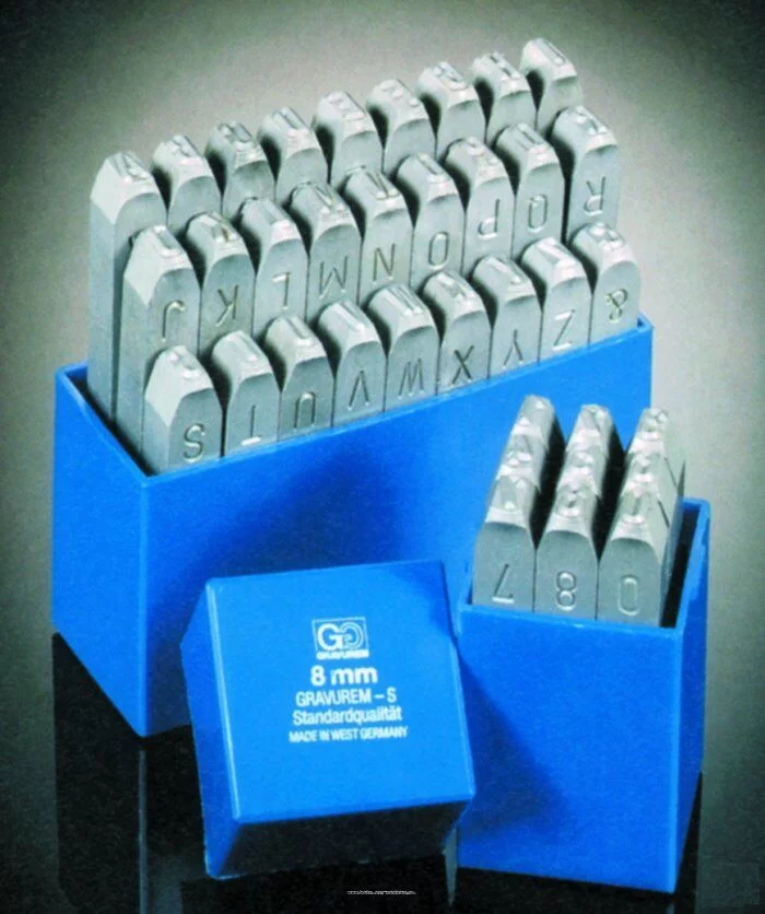 ZNACZNIKI LITERY A-Z 8mm